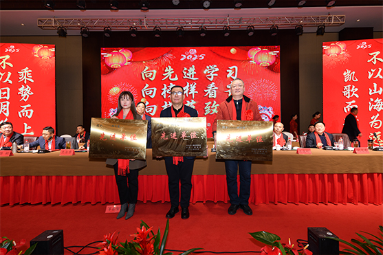 迎接新機(jī)遇 續(xù)寫新輝煌 | 一滕集團(tuán)2024年總結(jié)表彰大會暨2025年度責(zé)任狀授領(lǐng)儀式隆重舉行