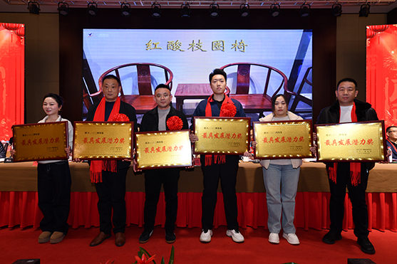 迎接新機(jī)遇 續(xù)寫新輝煌 | 一滕集團(tuán)2024年總結(jié)表彰大會暨2025年度責(zé)任狀授領(lǐng)儀式隆重舉行