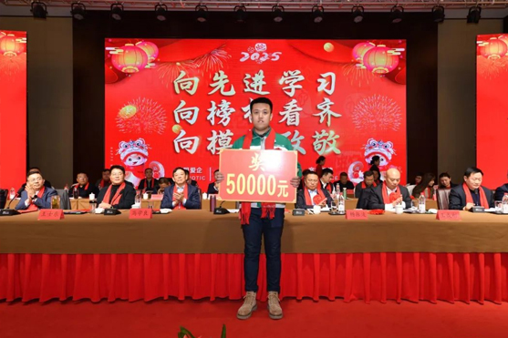迎接新機(jī)遇 續(xù)寫新輝煌 | 一滕集團(tuán)2024年總結(jié)表彰大會暨2025年度責(zé)任狀授領(lǐng)儀式隆重舉行