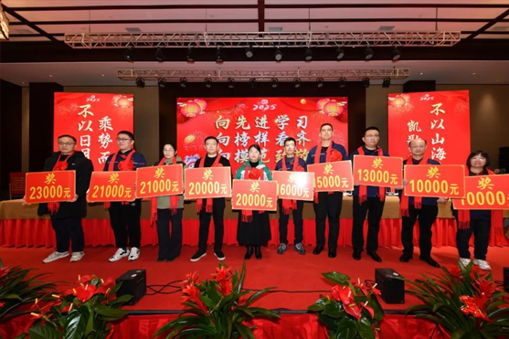 迎接新機(jī)遇 續(xù)寫新輝煌 | 一滕集團(tuán)2024年總結(jié)表彰大會暨2025年度責(zé)任狀授領(lǐng)儀式隆重舉行