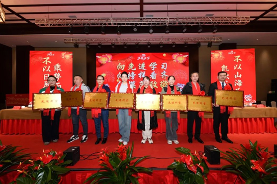 迎接新機(jī)遇 續(xù)寫新輝煌 | 一滕集團(tuán)2024年總結(jié)表彰大會暨2025年度責(zé)任狀授領(lǐng)儀式隆重舉行