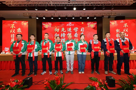 迎接新機(jī)遇 續(xù)寫新輝煌 | 一滕集團(tuán)2024年總結(jié)表彰大會暨2025年度責(zé)任狀授領(lǐng)儀式隆重舉行