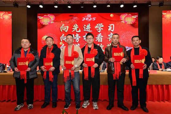 迎接新機(jī)遇 續(xù)寫新輝煌 | 一滕集團(tuán)2024年總結(jié)表彰大會暨2025年度責(zé)任狀授領(lǐng)儀式隆重舉行